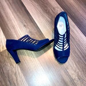 Size 7 Navy heels, like new, worn once.